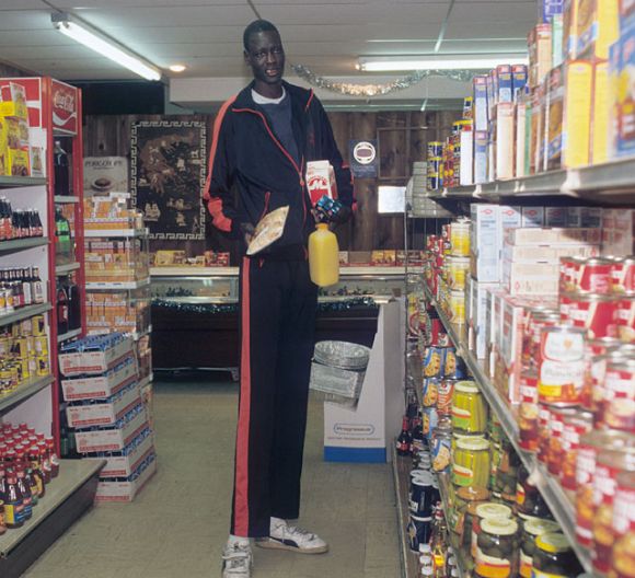 Manute Bol w sklepie